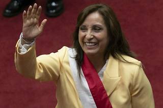 La vice-présidente du pays, Dina Boluarte, a été investie mercredi comme nouvelle cheffe de l’État, peu après la destitution par le Parlement du président, Pedro Castillo.
