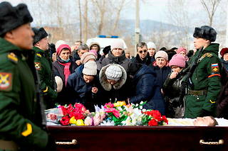  Goussinooziorsk (Bouriatie), le 5 mars. Dernier hommage au lieutenant Ilya Semyonov, tué en Ukraine.  ©Alexander Garmayev/TASS/Sipa USA/SIPA
