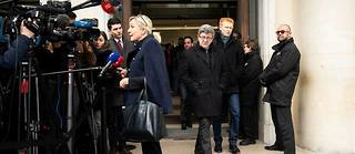 Marine Le Pen, présidente du Rassemblement national ; Jean-Luc Melenchon, leader de  La France insoumise, et Adrien Quatennens (LFI), le 27 octobre 2022. Une alliance objective, sur fond antilébéralisme, contre « l'impérialisme américain ».
