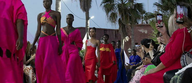 La Dakar Fashion Week celebrait ses 20 ans d'existence avec un defile de mode ouvert egalement a une vingtaine de createurs aux cotes de la fondatrice Adama Paris, sur l'ile de Goree, au large de Dakar, la capitale du Senegal. 
