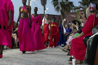 La Dakar Fashion Week célébrait ses 20 ans d'existence avec un défilé de mode ouvert également à une vingtaine de créateurs aux côtés de la fondatrice Adama Paris, sur l'île de Gorée, au large de Dakar, la capitale du Sénégal. 
