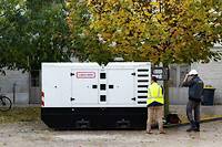 Un groupe électrogène installé dans la cour de la mairie de Poitiers pour faire face au risque de coupure de courant, le 25 novembre 2022. (Photo d'illustration)
