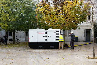 Un groupe électrogène installé dans la cour de la mairie de Poitiers pour faire face au risque de coupure de courant, le 25 novembre 2022. (Photo d'illustration)
