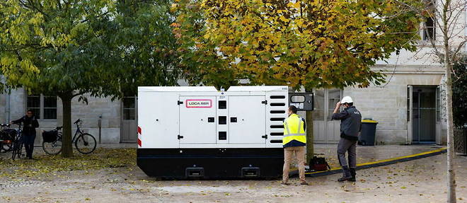 Un groupe electrogene installe dans la cour de la mairie de Poitiers pour faire face au risque de coupure de courant, le 25 novembre 2022. (Photo d'illustration)
