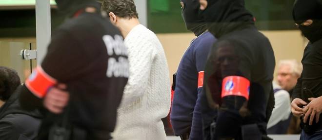 Attentats de Bruxelles: un accuse dit avoir ete "violente", le box se vide