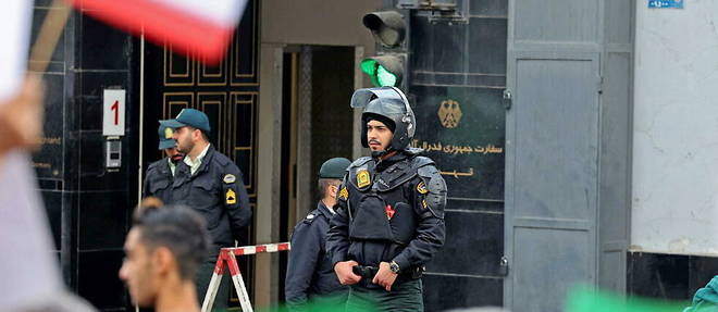 Iranian security forces stand guard outside the German embassy headquarters in Iran's capital Tehran on November 1, 2022 as protesters gather for an anti-German demonstration, condemning Germany's support of Berlin-based Iranian opposition TV stations and anti-government protests in Iran. (Photo by ATTA KENARE / AFP)