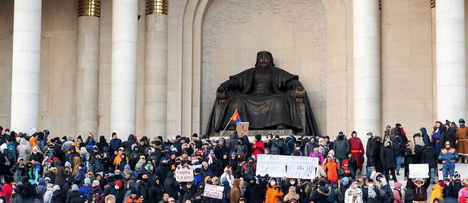 Des centaines de personnes ont manifeste devant le palais du gouvernement a Oulan-Bator, en Mongolie, apres la revelation d'un scandale de corruption lie a l'industrie miniere. Les exportations mongoles sont presque toutes dirigees vers la Chine, ce qui pose des problemes au vaste pays pourtant enclave. 

