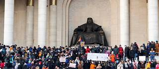 Des centaines de personnes ont manifesté devant le palais du gouvernement à Oulan-Bator, en Mongolie, après la révélation d'un scandale de corruption lié à l'industrie minière. Les exportations mongoles sont presque toutes dirigées vers la Chine, ce qui pose des problèmes au vaste pays pourtant enclavé. 
