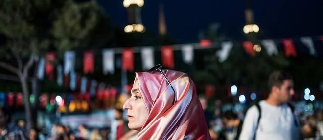 Le foulard flotte sur le Parlement avant les elections en Turquie