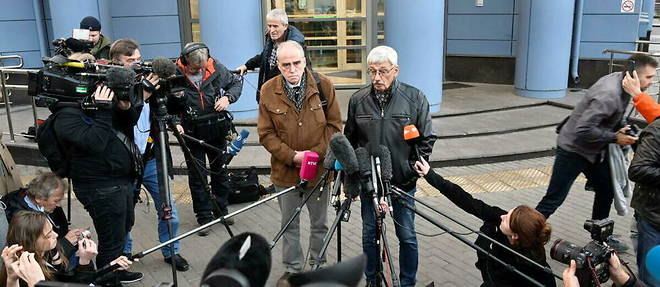 Yan Rachinsky (a gauche), l'un des fondateurs du groupe de defense des droits de l'homme Memorial, et Oleg Orlov (a droite), l'un des principaux militants de l'organisation, repondent a la presse, le 7 octobre 2022 a Moscou, apres avoir recu le prix Nobel de la paix. 