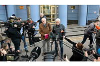 Yan Rachinsky (a gauche), l'un des fondateurs du groupe de defense des droits de l'homme Memorial, et Oleg Orlov (a droite), l'un des principaux militants de l'organisation, repondent a la presse, le 7 octobre 2022 a Moscou, apres avoir recu le prix Nobel de la paix.
