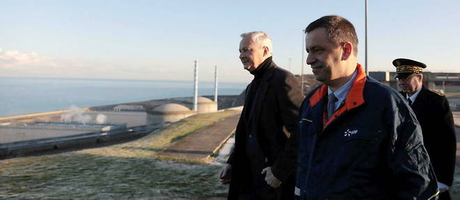 Bruno Le Maire etait en visite a la centrale nucleaire de Penly, en Seine-Maritime, avec le nouveau patron d'Electricite de France (EDF) Luc Remont.
