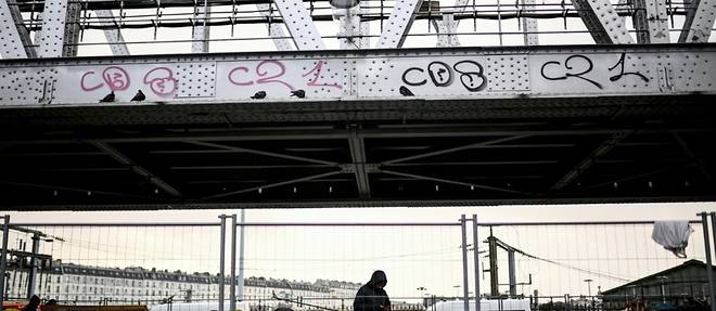 A Paris, tensions autour d'un campement de migrants deja evacue deux fois