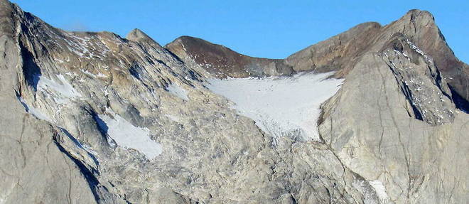 Le glacier d'Ossoue se situe dans le massif du Vignemale.

