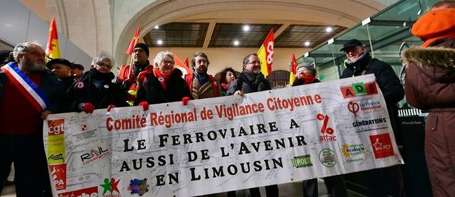 Manifestation en gare de Limoges contre la degradation de la ligne SNCF reliant Paris