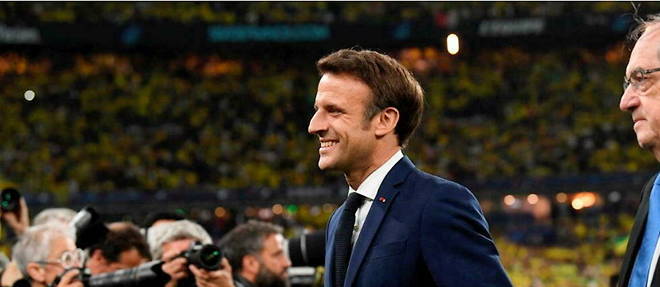 Emmanuel Macron lors de la finale de la Coupe de France entre l'OGC Nice et le FC Nantes, au Stade de France, a Saint -Denis, le 7 mai 2022. 
