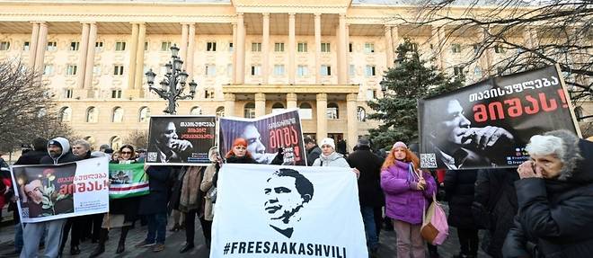 Georgie: l'ex-president Saakachvili annonce une greve de la faim puis renonce