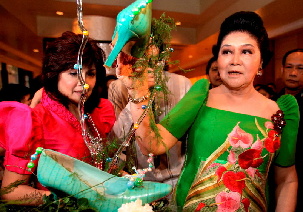 
        Flamboyante. Imelda Marcos, veuve de Ferdinand Marcos, president des Philippines de 1965 a 1986, et mere de l'actuel president philippin, devoile sa collection de mode, vetements et chaussures, a Manille, le 18 novembre 2006.