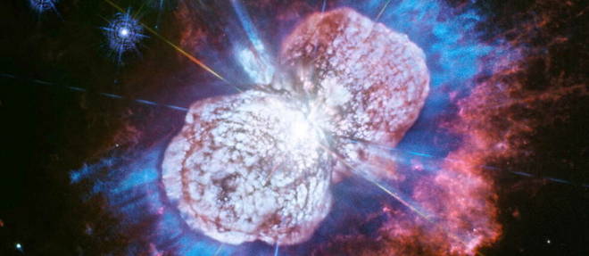 Immortalisee ici par le telescope spatial Hubble, Eta Carinae (au centre de la structure cosmique visible sur cette image),  situe a 7 500 annees-lumiere de la Terre, dans la constellation de la Carene, est l'une des rares etoiles visibles a l'oeil nu qui pourrait disparaitre relativement prochainement. 
