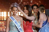 Miss Guadeloupe Indira Ampiot est couronnée par Diane Leyris, Miss France 2022.
