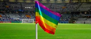 Le drapeau LGBT dans un stade de football brésilien, en 2022.
