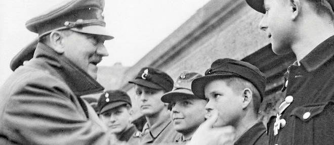  Le 20 mars 1945, dans le jardin de la chancellerie du Reich, Adolf Hitler décore de la croix de fer des membres de la jeunesse hitlérienne. C’est sa dernière apparition publique.  ©akg-images / ullstein bild