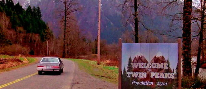 << Twin Peaks >> est le nom de la ville fictive ou se deroulent les evenement de la serie de David Lynch et Mark Frost.
