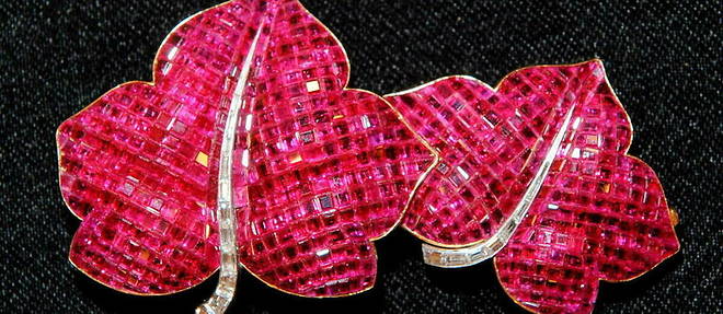 Une rare broche rubis et diamants << Mystery Set >> realisee par Van Cleef and Arpels en 1936.
