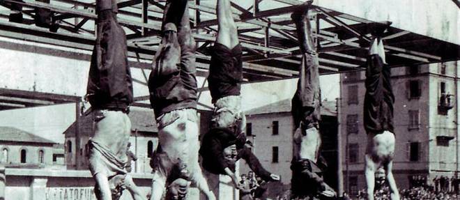 Les corps de Benito Mussolini, de Clara -Petacci (2 e  et 3 e  en partant de la gauche) et de hierarques fascistes sont exposes piazzale Loreto, a Milan, le 29 avril 1945.
