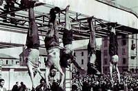 Les corps de Benito Mussolini, de Clara -Petacci (2 e  et 3 e  en partant de la gauche) et de hiérarques fascistes sont exposés piazzale Loreto, à Milan, le 29 avril 1945.
