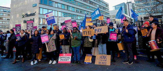 Demonstration of nurses and nurses in front of St Thomas' Hospital in London, December 20.
