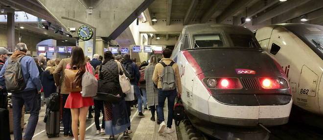 La direction de la SNCF annonce des perturbations pendant la periode de Noel en raison d'une greve des controleurs.

