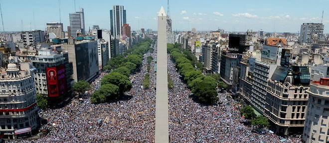 Des centaines de milliers de personnes attendaient la parade des champions du monde dans les rues de Buenos Aires.
