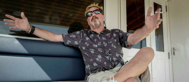 John McAfee en su barco 