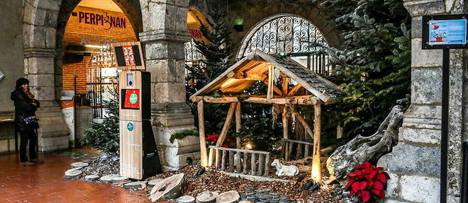 La justice a ordonne mercredi a la municipalite de Perpignan de faire retirer la creche de Noel installee dans le patio de l'hotel de ville, sous peine d'une astreinte de 100 euros par jour.
