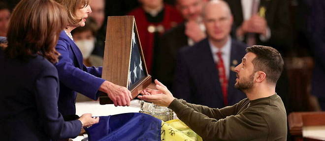 Nancy Pelosi et Volodymyr Zelensky ont echange les drapeaux de leurs pays, mercredi 21 decembre 2022 a Washington D.C.
