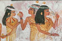 Quel sens de la fête ! Peinture murale de la tombe de Nakht , prêtre sous Thoutmosis IV (XVIIIe dynastie) montrant une dame donnant un fruit de l'aphrodisiaque mandragore à une deuxième et une troisième sentant une fleur de lotus.
