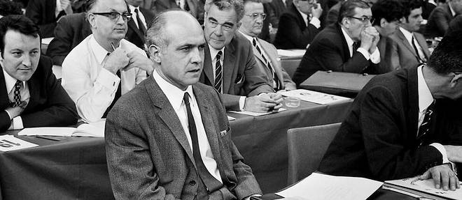 Alain Savary au congres d'Alfortville, le 4 mai 1969. Il sera elu Premier secretaire du Nouveau Parti socialiste. Derriere lui, a gauche, le chevenementiste Georges Sarre.
