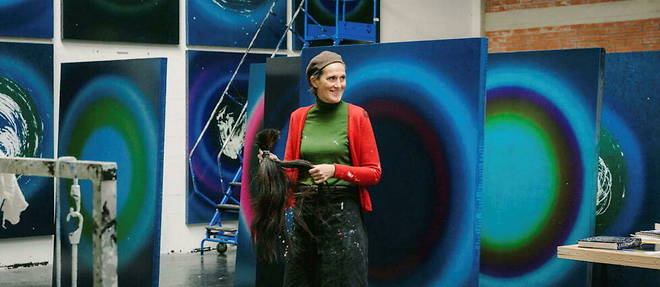 Fabienne Verdier dans son atelier de Chambly (Oise), devant sa serie << Rainbows >>. 
