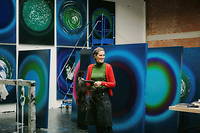 Fabienne Verdier dans son atelier de Chambly (Oise), devant sa serie << Rainbows >>.
