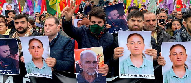 Trois personnes ont ete tuees dans la fusillade perpetree contre la communaute kurde a Paris. Une grande manifestation de soutien aux proches et aux blesses a eu lieu samedi.
