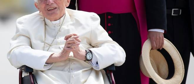 Le pape appelle a prier pour Benoit XVI, "gravement malade"