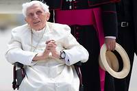 Le pape appelle &agrave; prier pour Beno&icirc;t XVI, &quot;gravement malade&quot;