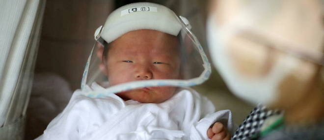 A la 100e vague, un certain nombre de bebes japonais naquirent avec un masque a la place de la bouche, imagine le chroniqueur.
