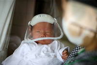 A la 100 e  vague, un certain nombre de bebes japonais naquirent avec un masque a la place de la bouche, imagine le chroniqueur.
