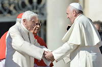 Le pape François fait face à son prédécesseur, Benoît XVI, le 28 septembre 2014 au Vatican.
