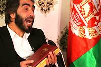Interdiction aux femmes afghanes d'&eacute;tudier: un professeur d&eacute;chire ses dipl&ocirc;mes