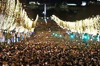 Nouvel An: sur les Champs-Elys&eacute;es, de nouveau la foule et l'&eacute;clat d'un feu d'artifice