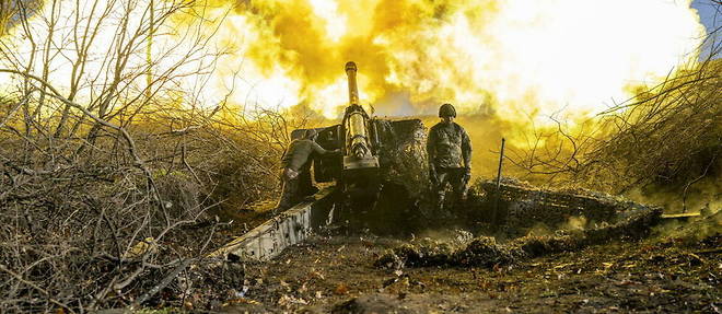 Un artilleur ukrainien tire en direction des positions russes dans la region de Bakhmout, le 8 novembre 2022.
