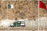 Une patrouille algerienne photographiee depuis le cote marocain de la frontiere a Oujda, le 3 novembre.
